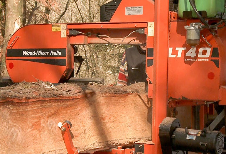Wood-Mizer LT40 sawmill with hydraulic system for log loading